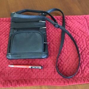 BLACK LEATHER CROSSBODY BAG